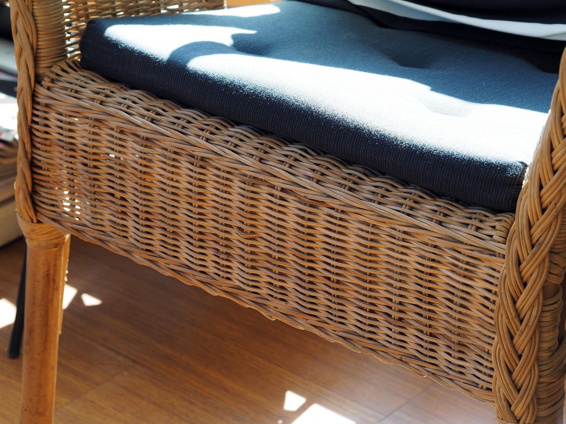 Fauteuil en osier exposé au soleil, sujet à la décoloration UV