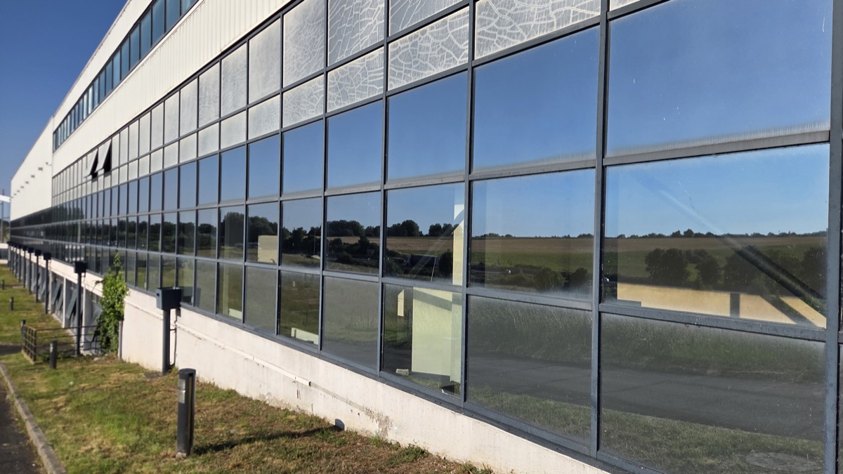 Façade vitrée avant intervention
